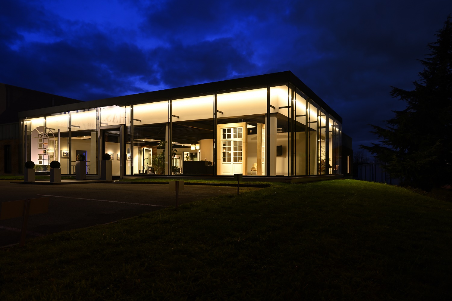 Hanin dispose d'un site commerciale et d'un atelier de production de portes et fenêtres en PVC, Aluminium et Acier, à Marche-en-Famenne