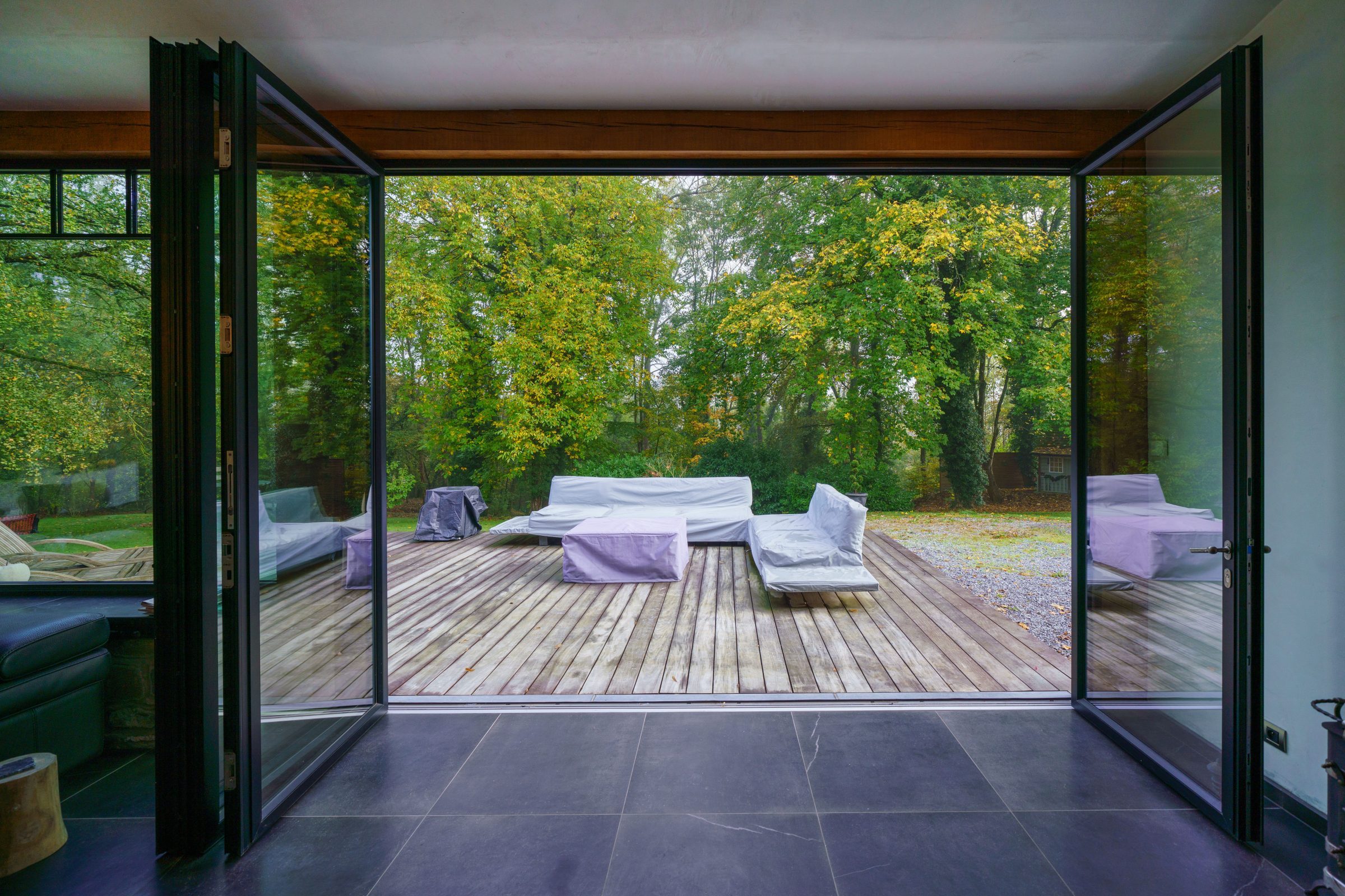 Porte fenêtre en aluminium avec panneaux coulissants repliables