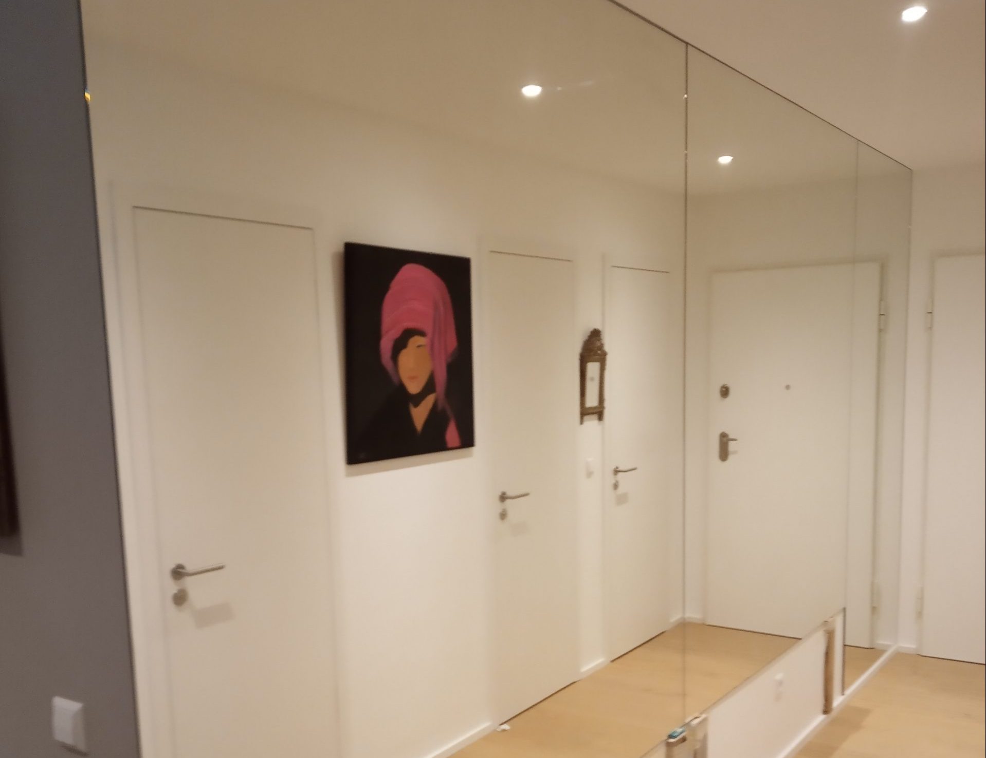 Miroirs recouvrant la totalité du mur d'un hall d'entrée