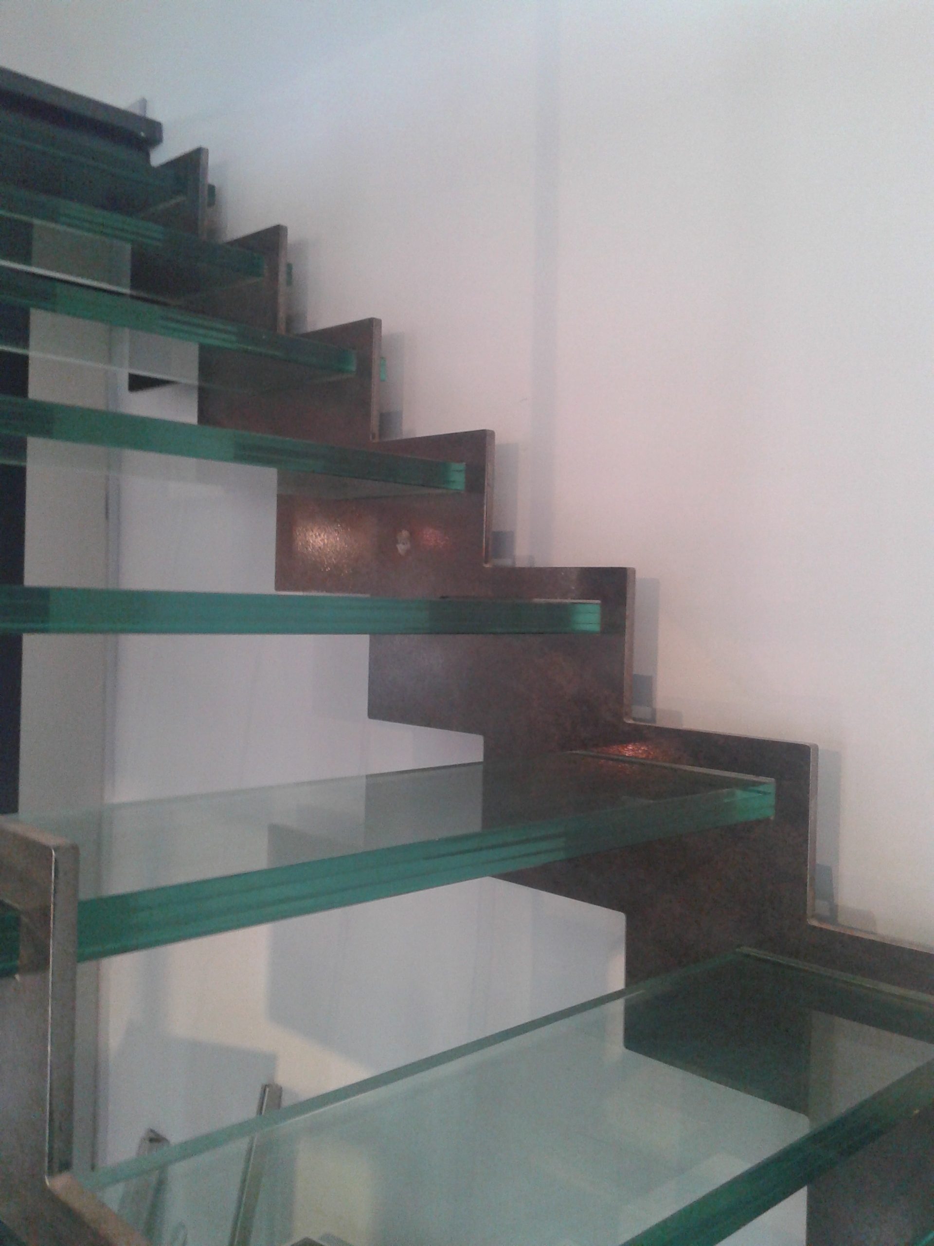 Marches d'escalier en verre trempé et structure d'escalier en acier brut