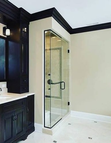 Porte et paroi de douche vitrée avec tirant et structure au look acier noir