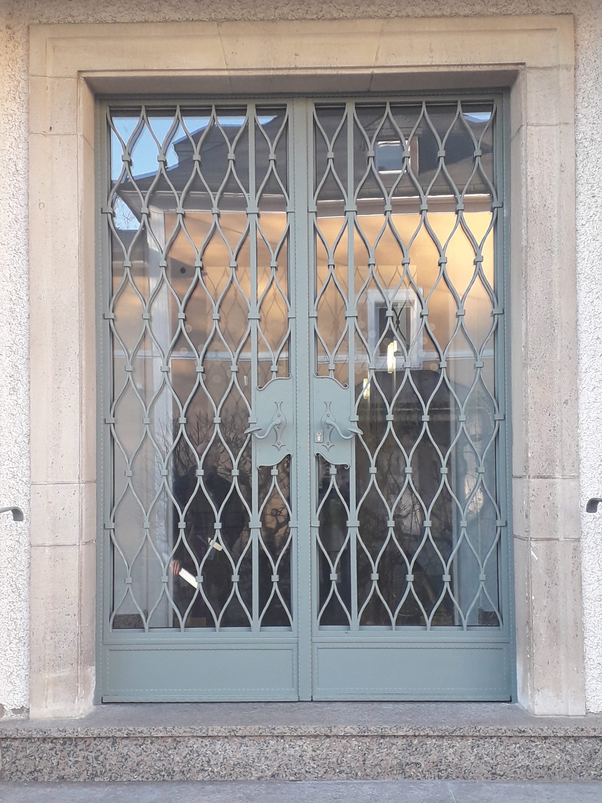 Rénovation d'une porte ancienne en acier