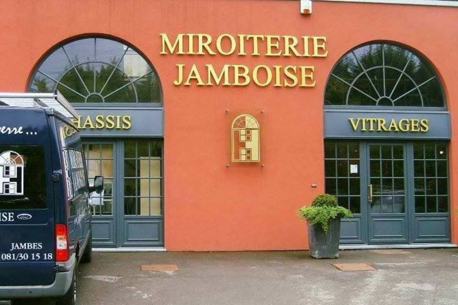 Hanin dispose d'un siège commercial et d'un atelier en vitrerie et miroiterie à Jambes. Anciennement la Miroiterie Jamboise.