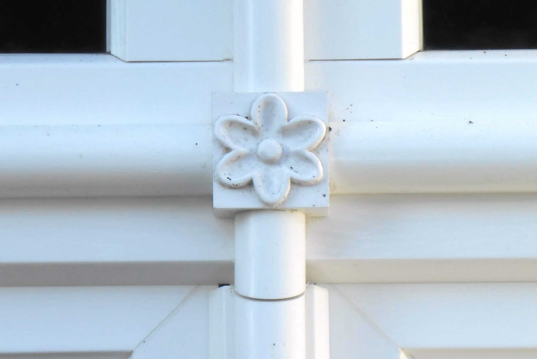 Moulure d'un châssis en PVC mouluré blanc à l'identique représentant une fleur