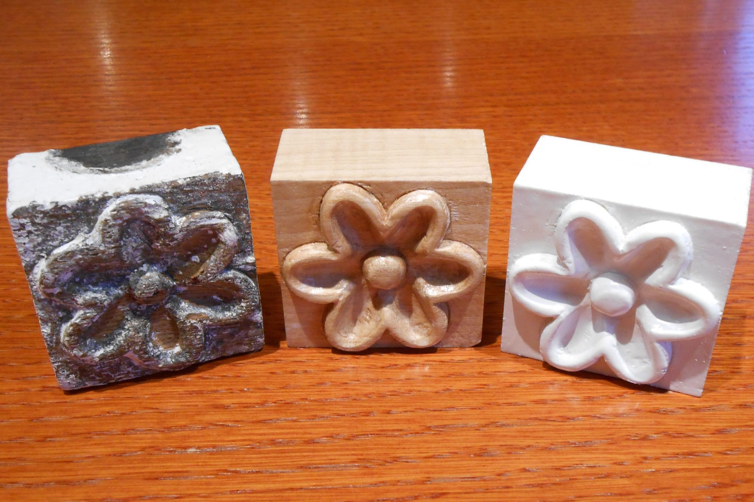 Moulure d'un châssis en PVC mouluré blanc à l'identique représentant une fleur
