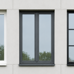 Comparatif de châssis sur mesure en PVC blanc, aluminium gris anthracite et fenêtre noir en acier à croisillons pour choisir le modèle adapté à son habitation
