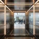 Miroir d’ascenseur sur mesure intégré dans une cabine moderne avec finitions inox et éclairage LED
